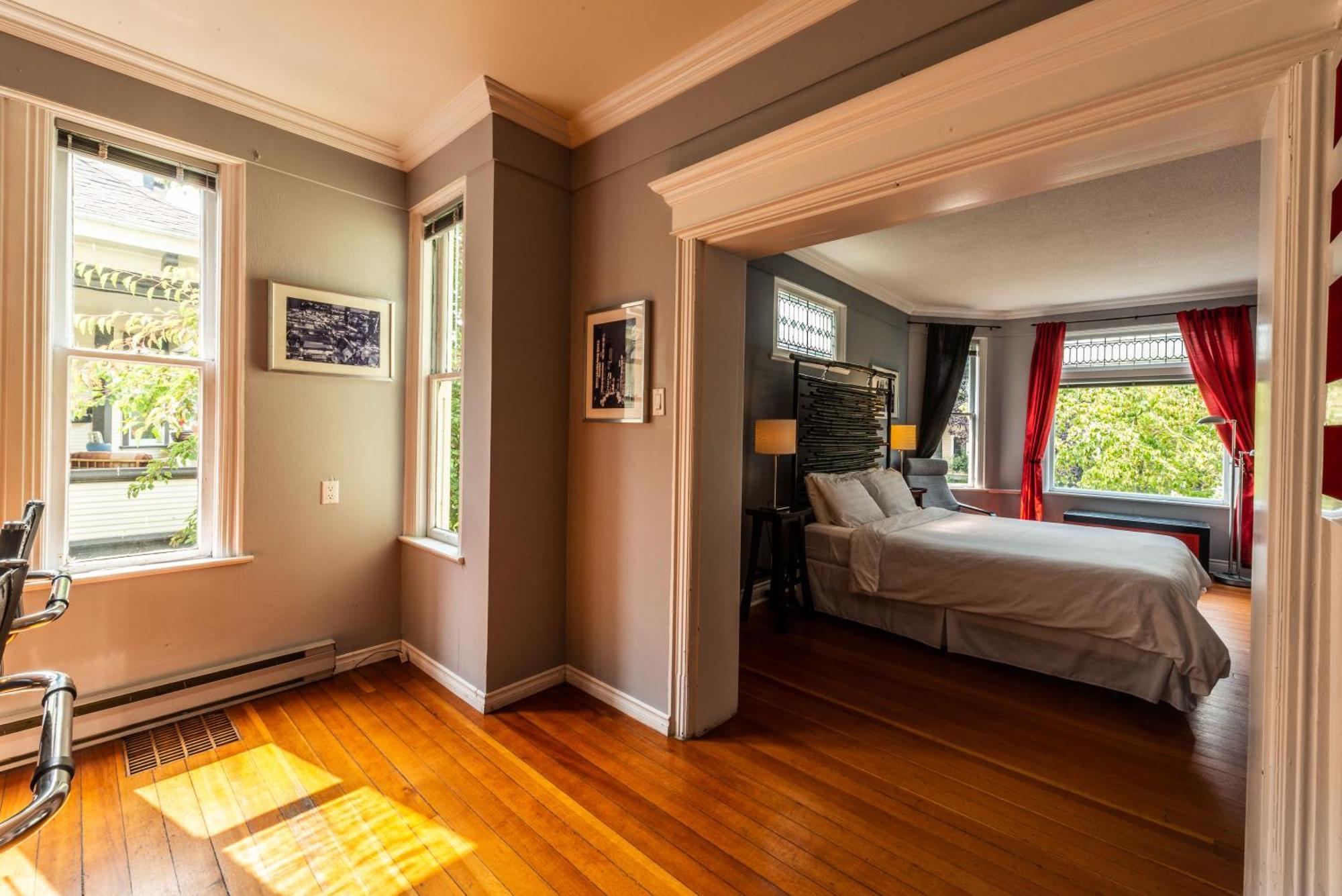 Ocean Island Garden Suites Виктория Номер фото