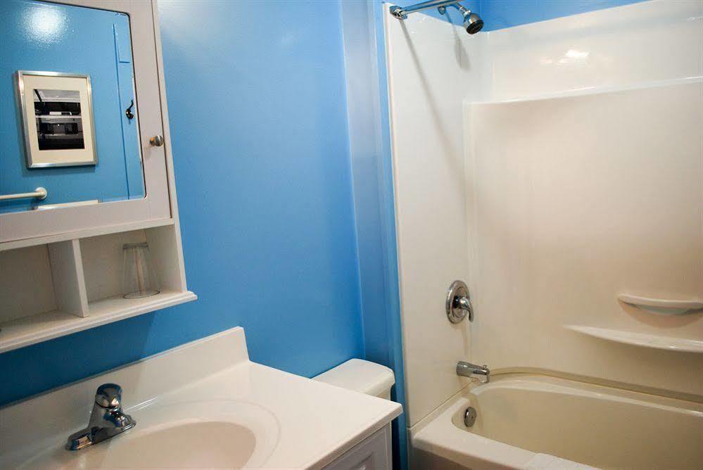 Ocean Island Garden Suites Виктория Экстерьер фото