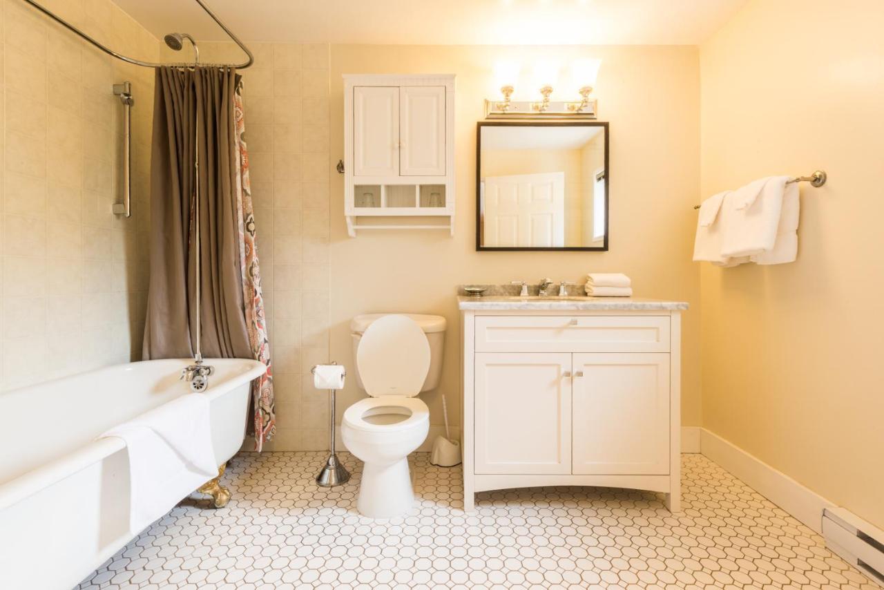 Ocean Island Garden Suites Виктория Экстерьер фото