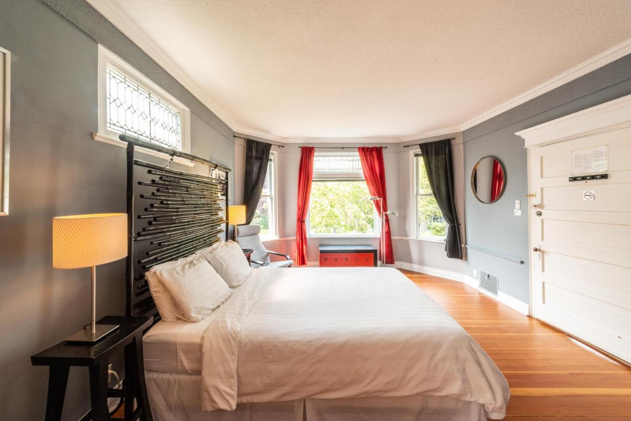 Ocean Island Garden Suites Виктория Экстерьер фото