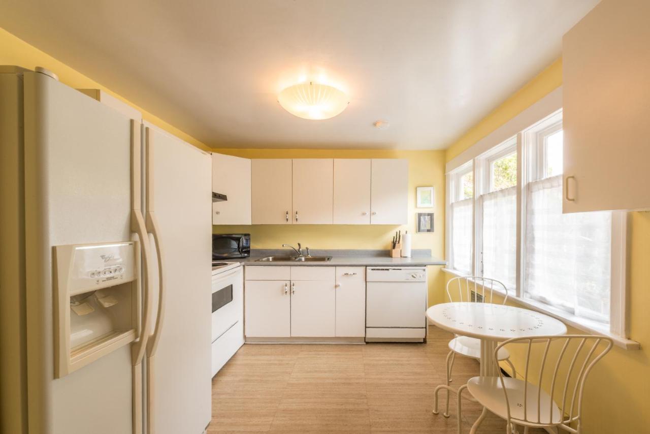 Ocean Island Garden Suites Виктория Экстерьер фото