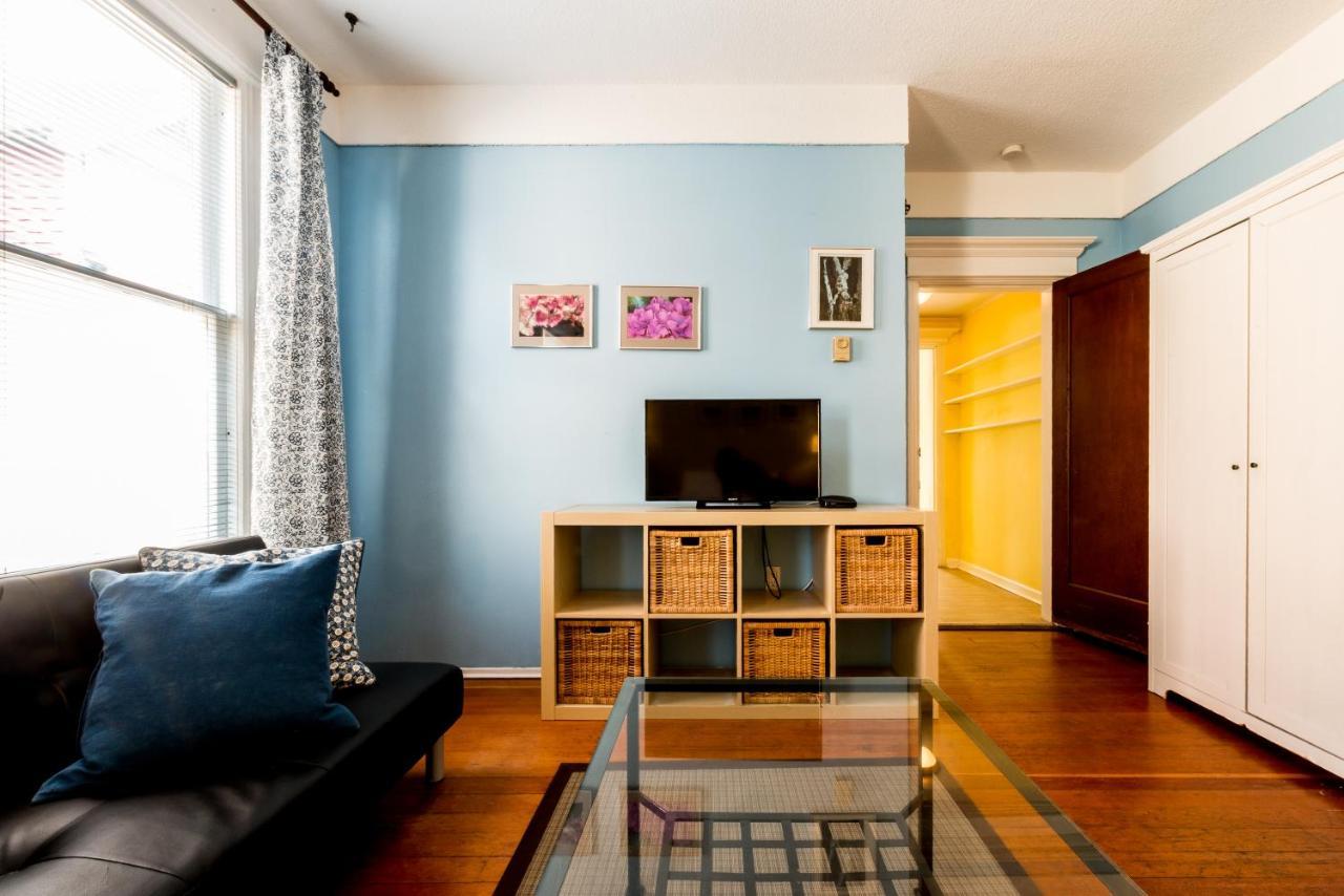 Ocean Island Garden Suites Виктория Экстерьер фото